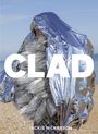 Großer weißer Text "CLAD" und unten "JACKIE NICKERSON". Person in metallischer Folie am Strand.