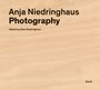 Schwarzer Text auf Holzmaserung: "Anja Niedringhaus Photography. Edited by Gide Niedringhaus". Unten rechts steht "Steidl".