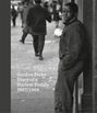 Texte: "ANDRE D. WAGNER NEW CITY, OLD BLUES". 

Schwarz-Weiß-Szene mit Menschen auf Fahrrädern in einer städtischen Umgebung.