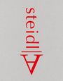 Der Text "steidl" ist in rot senkrecht auf grauem Hintergrund angeordnet und bildet ein Logo.