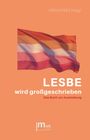 Text: OPEN DYKES (Hrsg.), LESBE wird großgeschrieben, Das Buch zur Ausstellung. Lesben-Flagge auf orangefarbenem Hintergrund.