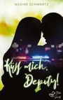 Text: "Nadine Schwartz. Küss mich, Deputy!" Zwei Personen in Silhouette, nahe beieinander, mit Polizeiauto im Hintergrund.