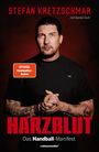 Text: Stefan Kretzschmar, Harzblut, Das Handball-Manifest. Porträt eines Mannes mit tätowierten Armen vor dunklem Hintergrund.