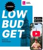 Text: "London LOW BUDGET Reisen mit kleinem Budget."  
Oben ist das Logo "Loving London".  
Eine Illustration von Big Ben.  
Ein Smartphone zeigt eine Person und den Shard.  
Symbole der App Stores sind sichtbar.