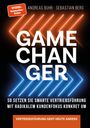 Titel: "Game Changer". Darunter: "So setzen Sie smarte Vertriebsführung mit radikalem Kundenfokus konkret um". Oben Autoren: Andreas Buhr, Sebastian Berg. Links ein roter Sticker: "SPIEGEL Bestseller-Autor". Moderne Grafik mit Pfeilen in Orange und Blau.