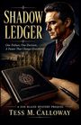 "Shadow Ledger" und "Tess M. Calloway". Ein Mann im Anzug blickt nachdenklich. Vor ihm liegt ein Buch mit "Confidential".