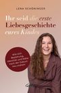 "Ihr seid die erste Liebesgeschichte eures Kindes." Frau lächelt, trägt braunen Blazer. Roter Kreis mit Text: "Wie sich Beziehung, Identität und Nähe nach der Geburt neu ordnen." Logo unten.