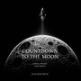 "COUNTDOWN TO THE MOON. A SMALL ROCKET. A BIG DREAM." Joachim Beck. Eine Rakete fliegt über einen detailreichen Mond.