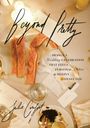 Text: "Beyond Pretty", "Design a Wedding Celebration that feels Personal, Alive & Deeply Connected", "Julie Comfort". Auf einem gedeckten Tisch mit Deko.