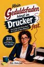 „Mein Geduldsfaden hängt im Drucker fest.“ Frau mit Brille, hält roten Faden, sitzt an Tisch mit Drucker und Tasse.