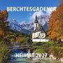BERCHTESGADENER HEIMAT 2027 mit Mondkalender. Eine Kirche vor Bergkulisse, umgeben von Herbstbäumen und Fluss.