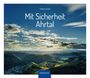 „Eveline Lemke, Mit Sicherheit Ahrtal, Eifelbildverlag.“ Unter einem weitläufigen Himmel erstreckt sich eine bergige Landschaft.