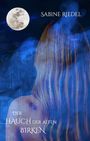 Titel: "Der Hauch der alten Birken", Autor: Sabine Riedel. Eine Frau mit langen Haaren vor blauen Bäumen und vollem Mond.