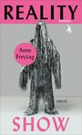 "REALITY SHOW", "Anne Freytag", "kanon", "THRILLER". Person in silbrigem Fransenanzug vor grauem Hintergrund.