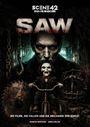 "SCENE 42 DAS FILMARCHIV", "SAW", "DIE FILME, DIE FALLEN UND DIE MECHANIK DER ANGST". Düsteres Porträt mit Puppe.