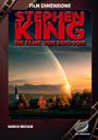 "Stephen King: Die Filme von 2010-2019" in roten Buchstaben. Eine Landschaft mit Kirche, Bauernhof und Kuppel im Hintergrund.