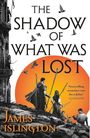"The Shadow of What Was Lost" oben. "James Islington" unten. Personen mit Stäben vor oranger Sonne. Gebäude links. Vögel fliegen.