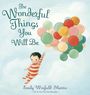 Text: "The Wonderful Things You Will Be." Illustration eines Kindes in einem rot-weiß gestreiften Anzug, das an bunten Ballons schwebt.