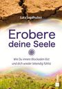 „Erobere deine Seele“ von Lutz Jagdhuber. Trockenes Erdreich weicht einer blühenden Wiese. Logo von Telemach rechts.