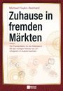 "Zuhause in fremden Märkten" von Michael Fisahn-Reinhard. Roter Hintergrund, Landkarten, Reisestempel.