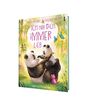 "Ich hab dich immer lieb" steht in großen Buchstaben. Zwei Pandas umarmen sich in einem grünen Dschungel, während ein rosa Frosch zuschaut.