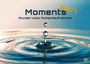 „Moments 2027“ und „Wundervolle Momentaufnahmen“ über einem Tropfen, der ins Wasser fällt und konzentrische Wellen bildet.