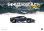 „Sportwagen 2021 PS-Boliden“, seitlich auf einer verschneiten Straße ein Sportwagen vor einer Bergkulisse.