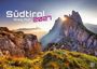 „Südtirol Steig Auf 2027“. Sonnenaufgang über dramatischen Berggipfeln, mit Felsen und lila Blüten im Vordergrund.