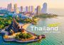 Text: "Thailand 2027, Land of Smiles". Landschaft mit Tempel, Bäumen, Küste und moderner Stadt im Hintergrund.