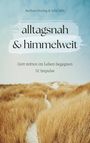 Text: "alltäglich & himmelweit", "Gott mitten im Leben begegnen", "52 Impulse". Hintergrund: Sanddünen mit Gras.