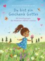 „Du bist ein Geschenk Gottes. 26 Ermutigungen, die Mädchen stärker machen.“ Ein fröhliches Mädchen in blauer Wiese.
