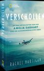 Text: VERSCHOLLEN. DIE DREI RÄTSELHAFTEN TODE DER AMELIA EARHART UND IHR AUSSERGEWÖHNLICHES LEBEN. RACHEL HARTIGAN.

Hintergrund: Flugzeug über dem Meer.