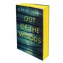 Buchtitel: "OUT OF THE WOODS" von Gregg Olsen. Thriller. Cover zeigt einen düsteren Wald mit gelblich betontem Titel.