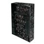 „One Dark Kiss“ von Rebecca Zanetti, Roman. Dunkle Blumen und Blasen vor einer gotischen Fensterstruktur.