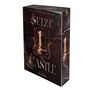 „ELIZABETH DEAR, SEIZE THE CASTLE, ROMAN VAJONA.“ Ein Schach-Turm in antikem Stil mit filigranen Ornamenten.