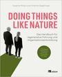 Text: "Doing Things Like Nature", "Das Handbuch für regenerative Führung und Organisationsentwicklung". Zwei Personen von hinten.