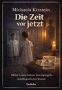 Titel: "Die Zeit vor jetzt" von Michaela Kirstein. Ein Kind vor einem Spiegel, daneben ein Tisch mit Kerze und Fotos.