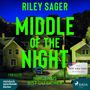 "Middle of the Night", Thriller von Riley Sager. Eine nächtliche Straßenszene mit beleuchteten Häusern und einem Auto.