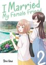 Titel: "I Married My Female Friend". Zwei lächelnde Frauen mit Kaffee, in einem Park voller Blumen.