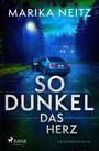 „SO DUNKEL DAS HERZ“ von Marika Neitz. Ein Auto steht bei Nacht auf einer Straße, umgeben von Bäumen.