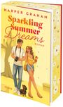 „Harper Graham: Sparkling Summer Dreams, Roman“. Illustration eines Paares mit Kamera und Getränk, Blumen am Buchrand.