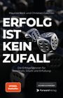 "ERFOLG IST KEIN ZUFALL" in Weiß auf dunklem Hintergrund mit silbernen Würfeln. "SPIEGEL Bestseller"-Logo in Orange.