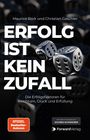 "ERFOLG IST KEIN ZUFALL", zwei Würfel schweben. Text von Maurice Bork und Christian Gaschler.