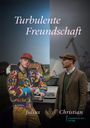 "Turbulente Freundschaft" steht oben. Zwei Männer, Julius bunt gekleidet, Christian in Tweed, stehen vor einem Auto.