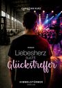 Text: "Christian Kurz. Roman. Liebesherz sucht Glückstreffer. Himmelstürmer Verlag." 
Ein Mann steht in einer Halle vor Publikum.