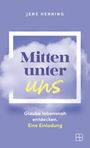 Text: "Mitten unter uns. Glaube lebensnah entdecken. Eine Einladung. Jens Henning." Pastellfarbige Wolken, minimalistisches Design.