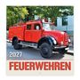 2027 FEUERWEHREN. Ein leuchtend rotes historisches Feuerwehrauto steht auf einer Straße, umgeben von grünen Bäumen.
