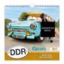 „DDR-Classics“, „schärfer als die Vopo erlaubt (hätte)“, 2027. Eine Frau posiert neben einem blauen Retro-Auto.