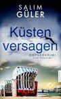 "Küstenversagen. Ostseekrimi. Küstenkrimi. Ein Strandkorb am sandigen Strand mit einem Steg und Wolken im Hintergrund."