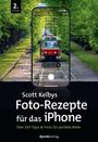 Scott Kelbys "Foto-Rezepte für das iPhone". Eine Straßenbahn fährt durch eine grüne Allee, sichtbar durch ein Handy.